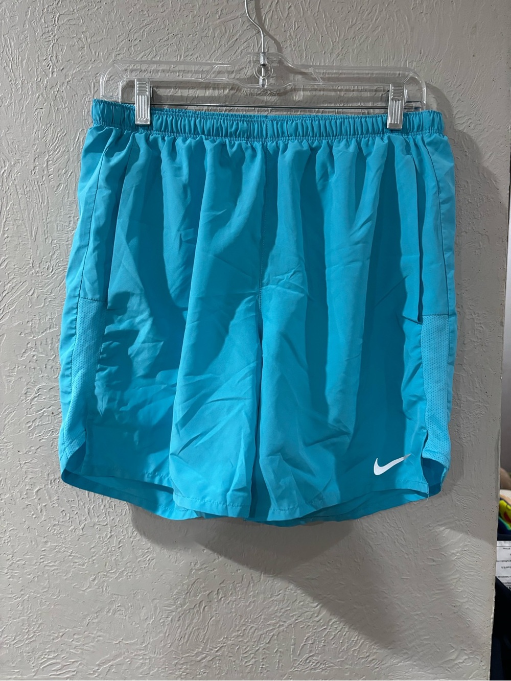 Nike lined athletic workout running shorts in bright blue men’s size Medium